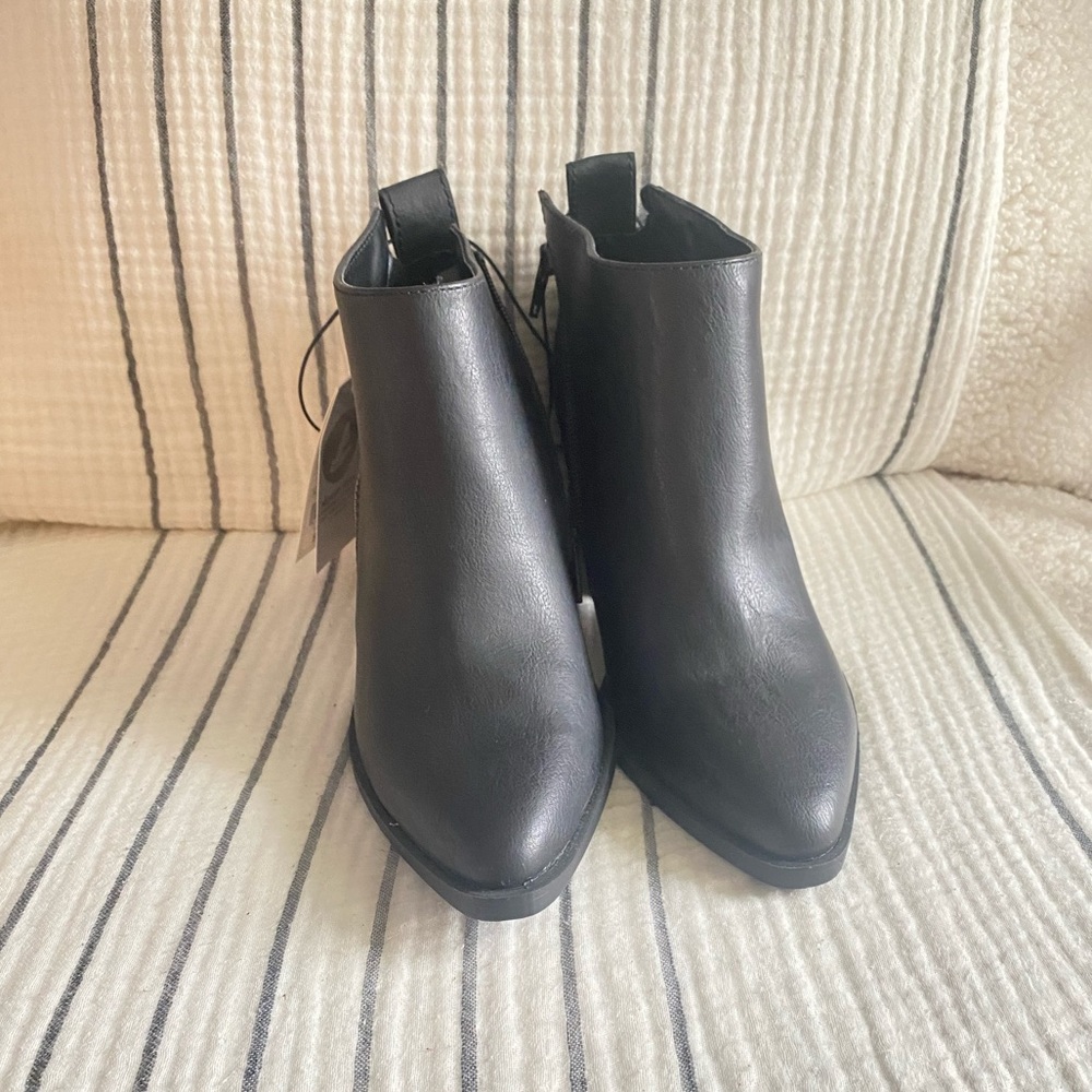 Universal thread Jayden black bootie size 6